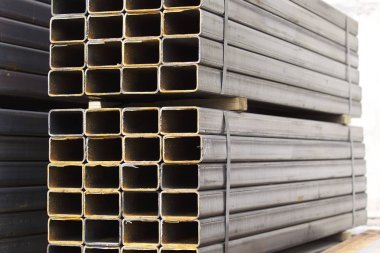 Metal ürünler deposundaki paketlerde dikdörtgen kesitlerin metal profil borusu