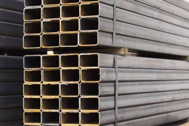 Metal ürünler deposundaki paketlerde dikdörtgen kesitlerin metal profil borusu
