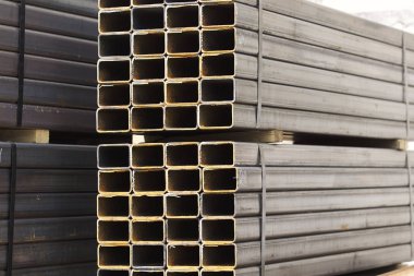 Metal ürünler deposundaki paketlerde dikdörtgen kesitlerin metal profil borusu