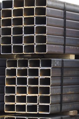 Metal ürünler deposundaki paketlerde dikdörtgen kesitlerin metal profil borusu