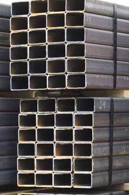 Metal ürünler deposundaki paketlerde dikdörtgen kesitlerin metal profil borusu