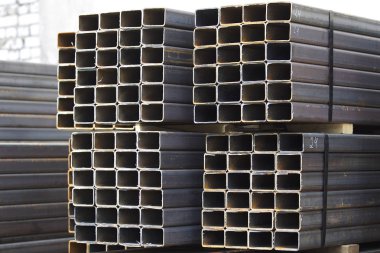 Metal ürünler deposundaki paketlerde dikdörtgen kesitlerin metal profil borusu