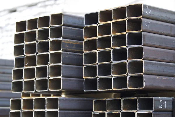 Metal ürünler deposundaki paketlerde dikdörtgen kesitlerin metal profil borusu