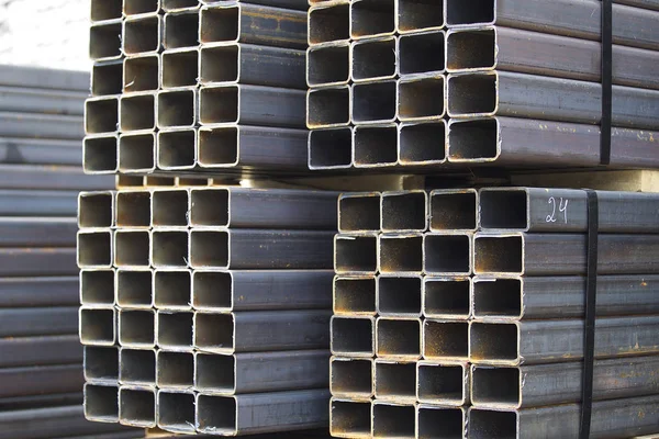 Metal ürünler deposundaki paketlerde dikdörtgen kesitlerin metal profil borusu