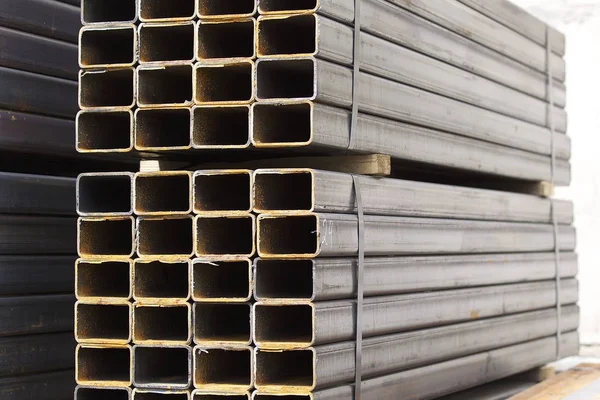 Metal ürünler deposundaki paketlerde dikdörtgen kesitlerin metal profil borusu