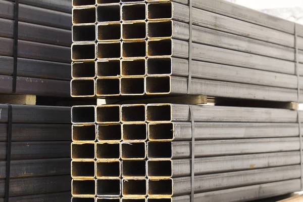 Metal ürünler deposundaki paketlerde dikdörtgen kesitlerin metal profil borusu