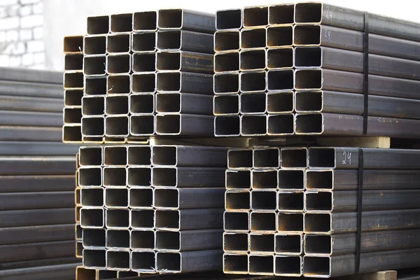 Metal ürünler deposundaki paketlerde dikdörtgen kesitlerin metal profil borusu