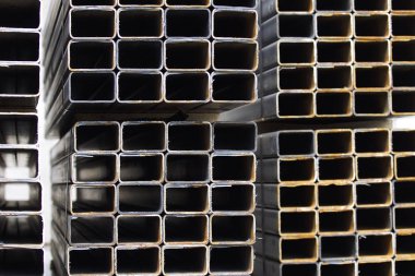 Metal ürünler deposundaki paketlerde dikdörtgen kesitlerin metal profil borusu