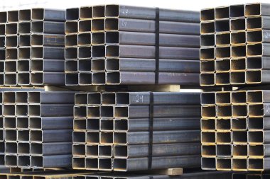 Metal ürünler deposundaki paketlerde dikdörtgen kesitlerin metal profil borusu