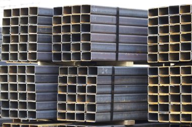 Metal ürünler deposundaki paketlerde dikdörtgen kesitlerin metal profil borusu