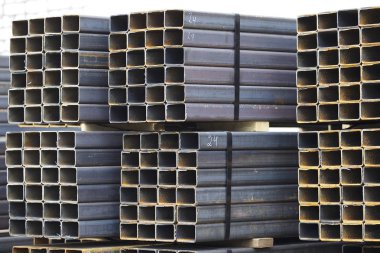 Metal ürünler deposundaki paketlerde dikdörtgen kesitlerin metal profil borusu