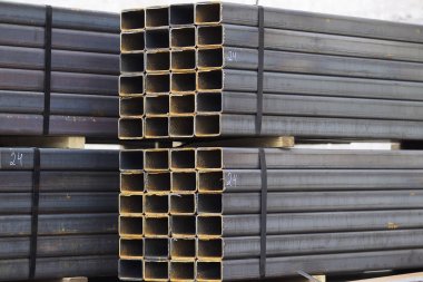 Metal ürünler deposundaki paketlerde dikdörtgen kesitlerin metal profil borusu