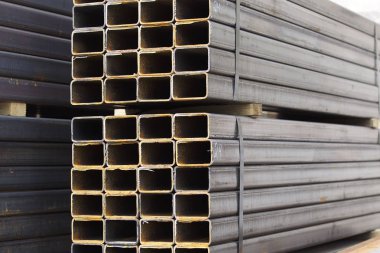 Metal ürünler deposundaki paketlerde dikdörtgen kesitlerin metal profil borusu