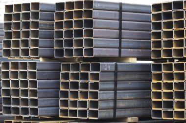 Metal ürünler deposundaki paketlerde dikdörtgen kesitlerin metal profil borusu