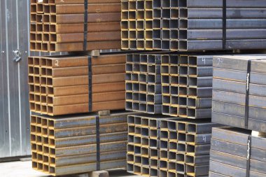 Metal ürünler deposundaki paketlerde dikdörtgen kesitlerin metal profil borusu