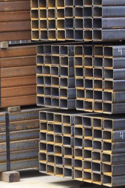 Metal ürünler deposundaki paketlerde dikdörtgen kesitlerin metal profil borusu