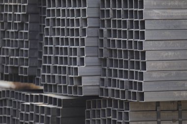 Metal ürünler deposundaki paketlerde dikdörtgen kesitlerin metal profil borusu