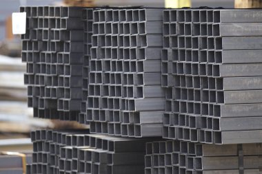 Metal ürünler deposundaki paketlerde dikdörtgen kesitlerin metal profil borusu