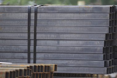 Metal ürünler deposundaki paketlerde dikdörtgen kesitlerin metal profil borusu