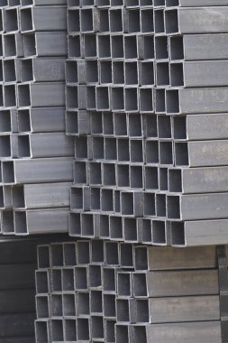 Metal ürünler deposundaki paketlerde dikdörtgen kesitlerin metal profil borusu