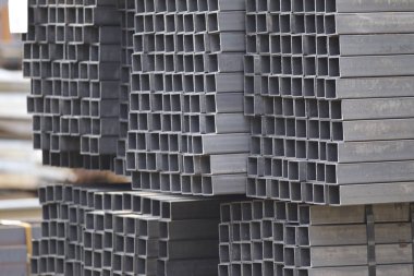 Metal ürünler deposundaki paketlerde dikdörtgen kesitlerin metal profil borusu