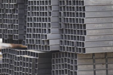 Metal ürünler deposundaki paketlerde dikdörtgen kesitlerin metal profil borusu