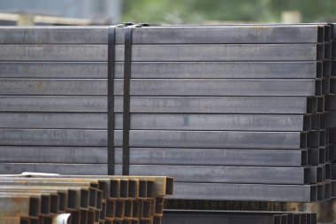 Metal ürünler deposundaki paketlerde dikdörtgen kesitlerin metal profil borusu