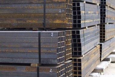 Metal ürünler deposundaki paketlerde dikdörtgen kesitlerin metal profil borusu