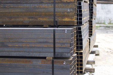 Metal ürünler deposundaki paketlerde dikdörtgen kesitlerin metal profil borusu