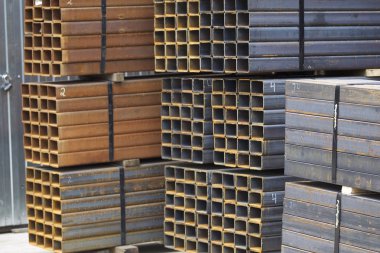 Metal ürünler deposundaki paketlerde dikdörtgen kesitlerin metal profil borusu