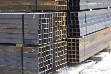 Metal ürünler deposundaki paketlerde dikdörtgen kesitlerin metal profil borusu