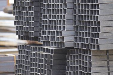 Metal ürünler deposundaki paketlerde dikdörtgen kesitlerin metal profil borusu