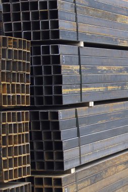 Metal ürünler deposundaki paketlerde dikdörtgen kesitlerin metal profil borusu