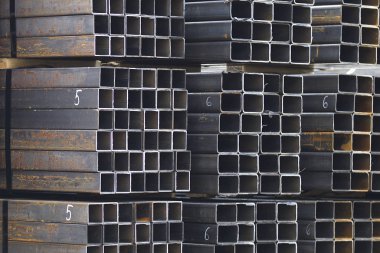 Metal ürünler deposundaki paketlerde dikdörtgen kesitlerin metal profil borusu