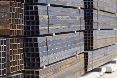 Metal ürünler deposundaki paketlerde dikdörtgen kesitlerin metal profil borusu