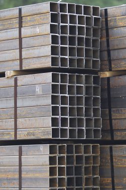 Metal ürünler deposundaki paketlerde dikdörtgen kesitlerin metal profil borusu