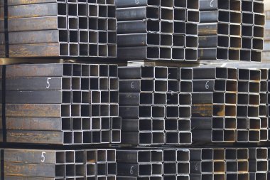 Metal ürünler deposundaki paketlerde dikdörtgen kesitlerin metal profil borusu