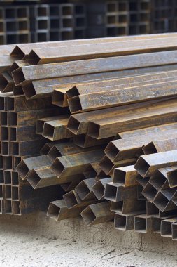 Metal ürünler deposundaki paketlerde dikdörtgen kesitlerin metal profil borusu