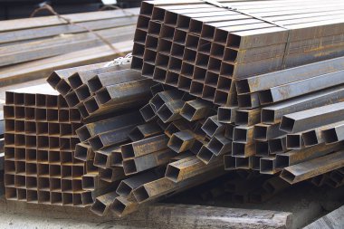 Metal ürünler deposundaki paketlerde dikdörtgen kesitlerin metal profil borusu