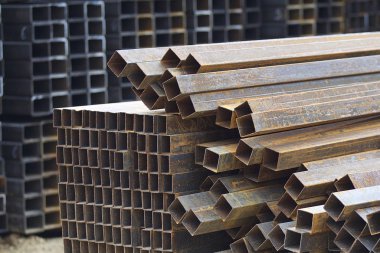 Metal ürünler deposundaki paketlerde dikdörtgen kesitlerin metal profil borusu