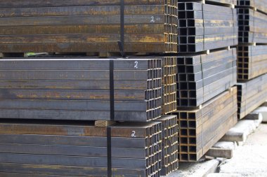 Metal ürünler deposundaki paketlerde dikdörtgen kesitlerin metal profil borusu