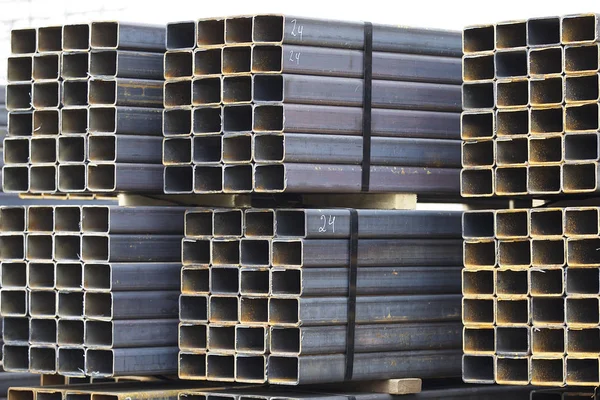 Metal ürünler deposundaki paketlerde dikdörtgen kesitlerin metal profil borusu