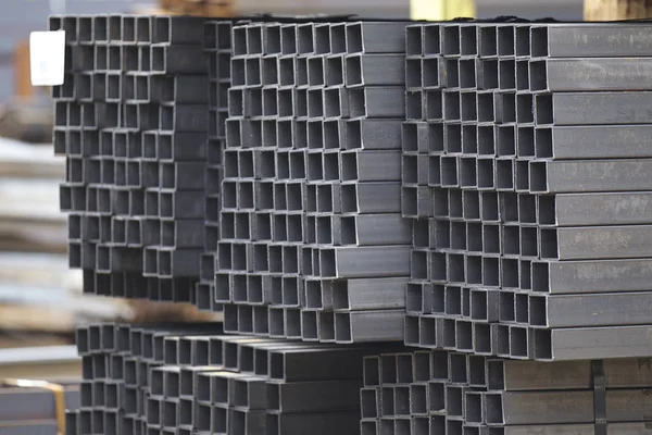 Metal ürünler deposundaki paketlerde dikdörtgen kesitlerin metal profil borusu