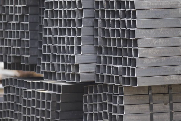 Metal ürünler deposundaki paketlerde dikdörtgen kesitlerin metal profil borusu