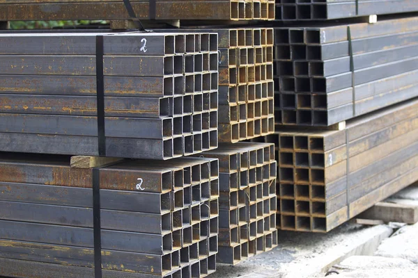金属製品の倉庫のパック内の長方形断面の金属プロファイルパイプ — ストック写真