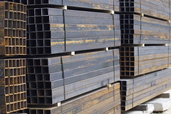 金属製品の倉庫のパック内の長方形断面の金属プロファイルパイプ — ストック写真