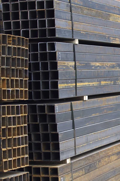 Metal ürünler deposundaki paketlerde dikdörtgen kesitlerin metal profil borusu