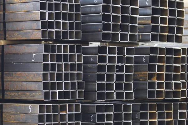 Metal ürünler deposundaki paketlerde dikdörtgen kesitlerin metal profil borusu