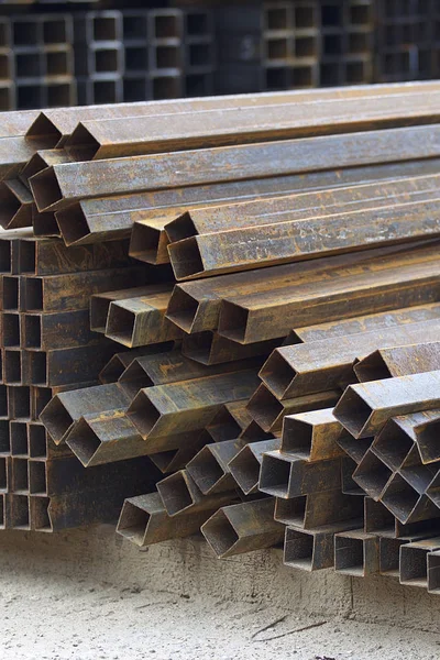 Metal ürünler deposundaki paketlerde dikdörtgen kesitlerin metal profil borusu