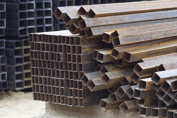 Metal ürünler deposundaki paketlerde dikdörtgen kesitlerin metal profil borusu